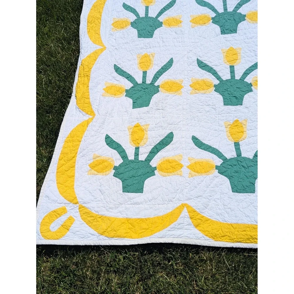 Vintage Hand Quilted Tulip Appliqué Quilt | 70x80